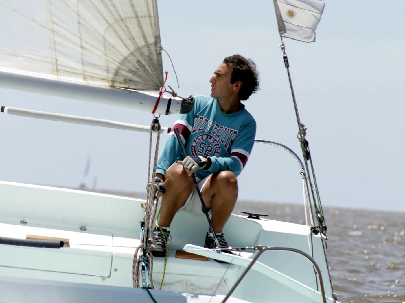 Gastón navegando en regata