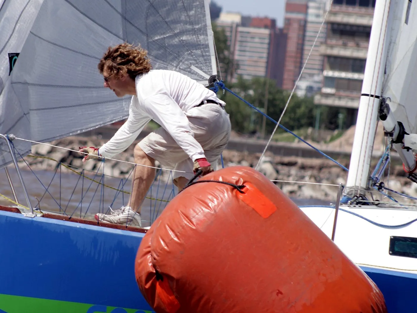 José en la proa, en plena regata