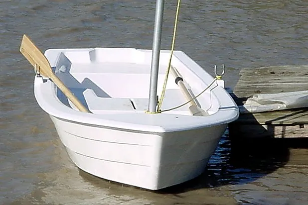 Laker 12 con remos en el muelle