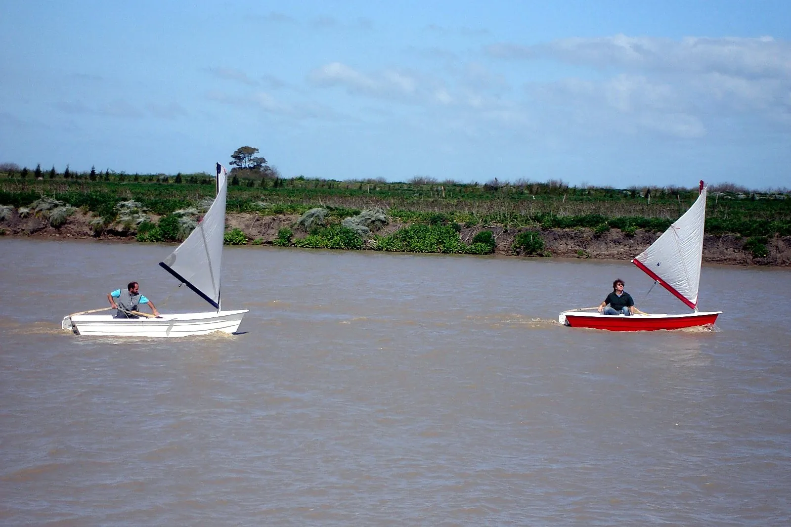 Dos Laker 12 navegando a vela