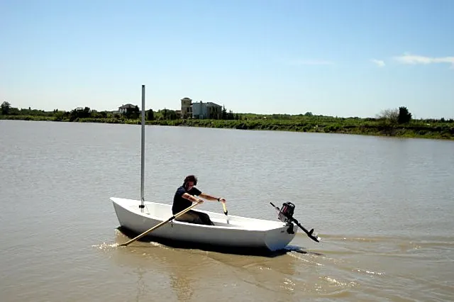 Laker 14 a remo, con motor fuera de borda